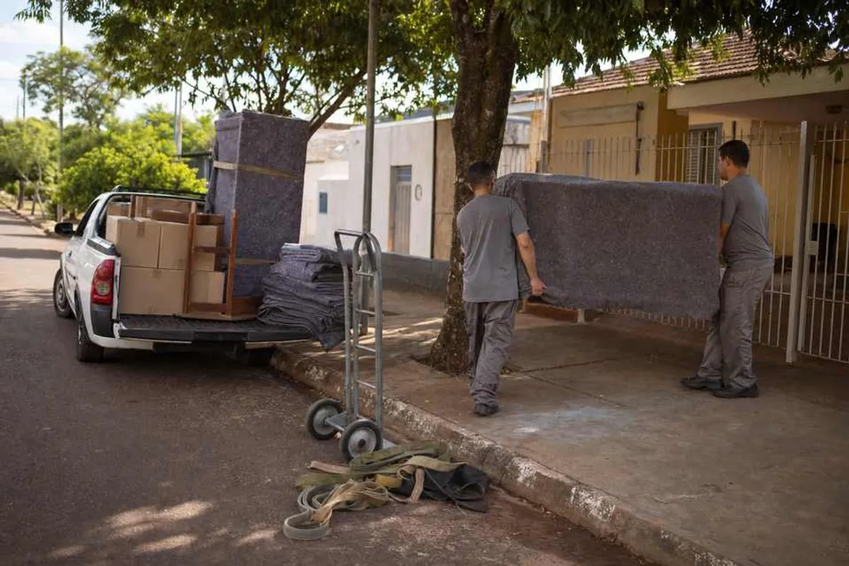 Profissionais realizando frete residencial no Jardim Márcia em Dourados