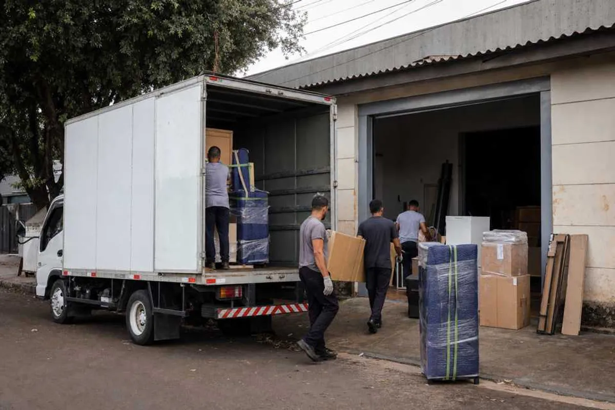 Equipe realizando carreto comercial na Vila Industrial em Dourados